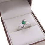 Wit gouden slagring met Colombiaanse smaragd