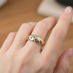 Christian gouden ring met saffier, robijn en smaragd