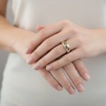 Christian gouden ring met saffier, robijn en smaragd