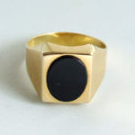 Geel gouden ring met onyx