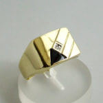 Gouden ring met onyx en diamant
