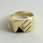 Gouden ring met onyx en diamant