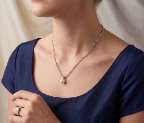 Wit gouden collier en hanger met parel en diamant