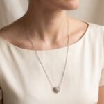 Wit gouden collier en harten hanger met diamanten