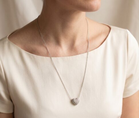 Wit gouden collier en harten hanger met diamanten