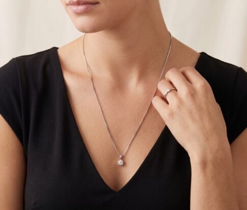 Wit gouden diamanten hanger en collier