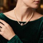 Parelcollier met gouden saffieren slot