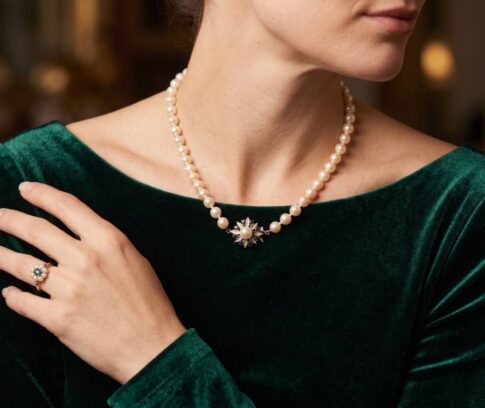 Parelcollier met gouden saffieren slot