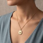 Gouden collier met stier hanger