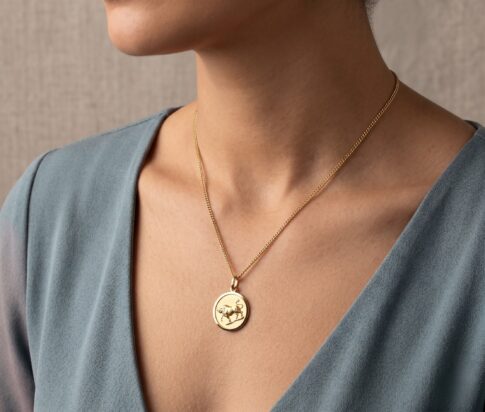 Gouden collier met stier hanger