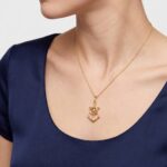 Gouden collier en anker hanger