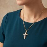 Gouden collier met kruishanger