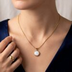 Gouden collier met opaal hanger