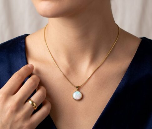 Gouden collier met opaal hanger