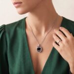 Wit gouden collier met onyx en diamanten