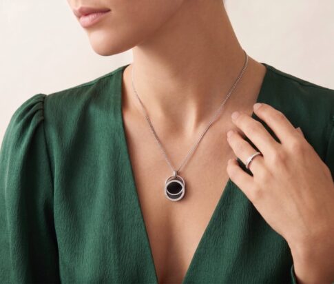 Wit gouden collier met onyx en diamanten