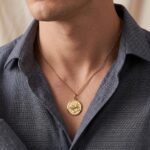 Gouden collier met stier hanger