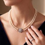 Parel collier met saffier en diamanten slot