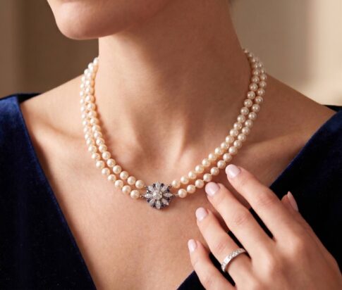 Parel collier met saffier en diamanten slot