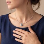 Wit gouden collier met topaas