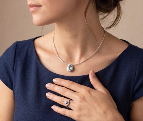 Wit gouden collier met topaas