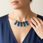 Gouden spang met glazen hangers