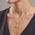 Gouden collier en hanger met smaragd en diamant