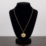 Gouden collier met stier hanger