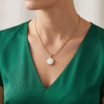 Gouden collier met opaal hanger