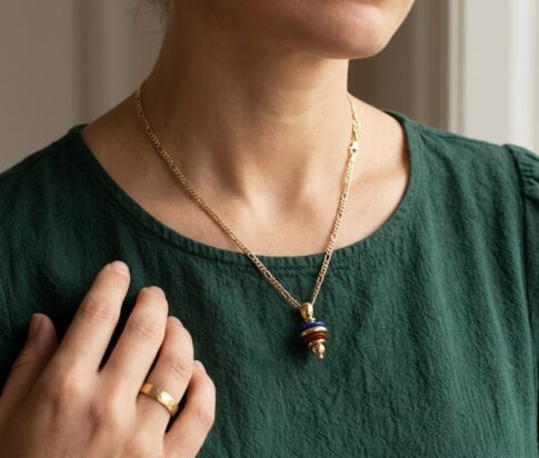 18 karaat gouden collier met lapis lazuli hanger