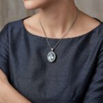 Wit gouden collier met topaas hanger