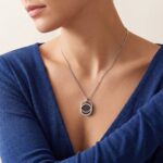 Wit gouden collier met onyx en diamanten