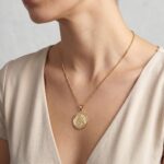 Gouden collier met Christus en Moeder Gods