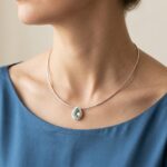 Wit gouden collier met topaas