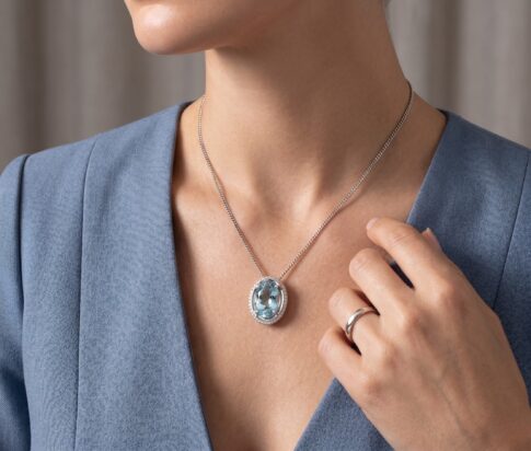 Wit gouden collier met topaas hanger