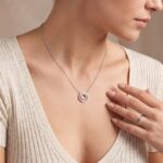 Wit gouden collier met diamanten hanger