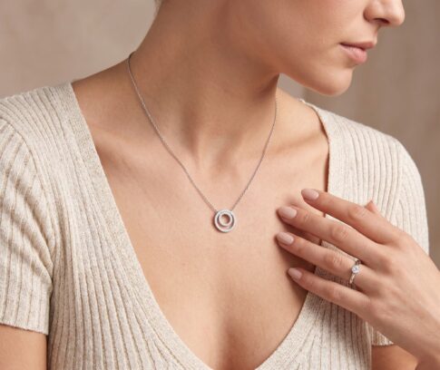 Wit gouden collier met diamanten hanger