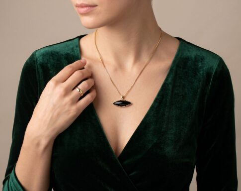 Gouden collier met onyx hanger