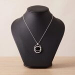 Wit gouden collier met onyx en diamanten