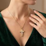 Gouden collier met kruishanger