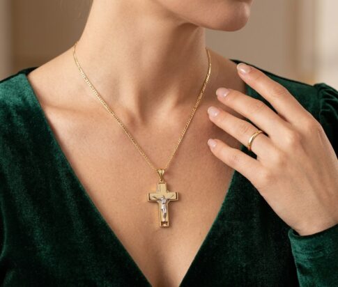 Gouden collier met kruishanger