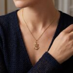 Gouden collier en anker hanger