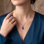 Wit gouden collier met saffier hanger
