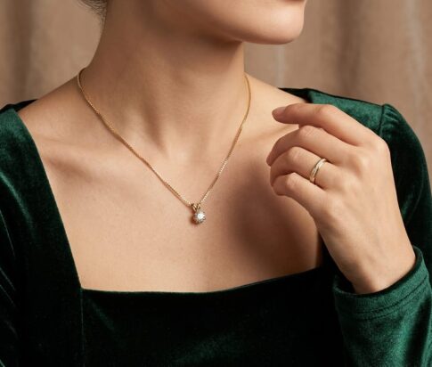 Gouden collier en diamanten hanger