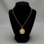 Gouden collier met Christus en Moeder Gods