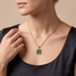 Gouden collier met nefriet hanger