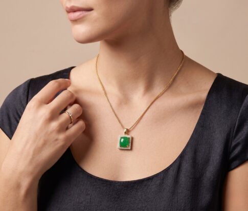 Gouden collier met nefriet hanger