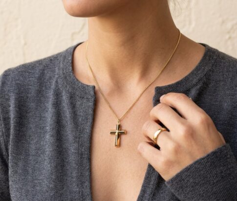 Gouden collier met kruis