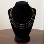 Gouden choker met balletjes