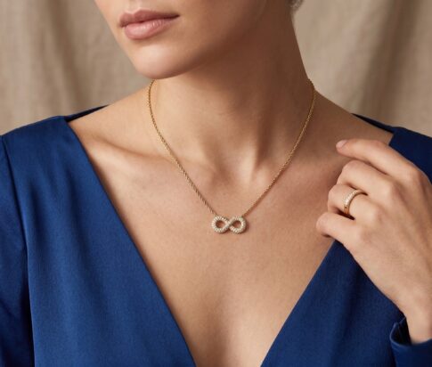 Gouden Infinity collier met zirkonia